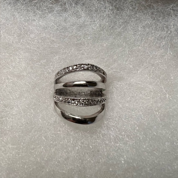 Elegant Silver Women's Ring with Sparkling Details - Picture 1 of 3